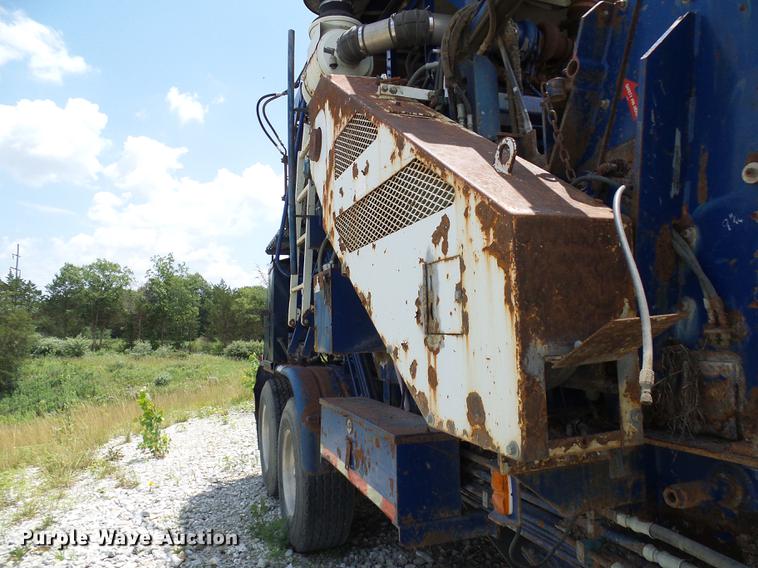 image for item DD8583 2002 Peterson Pacific HC-2400-B horizontal grinder