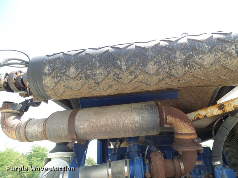 image for item DD8583 2002 Peterson Pacific HC-2400-B horizontal grinder