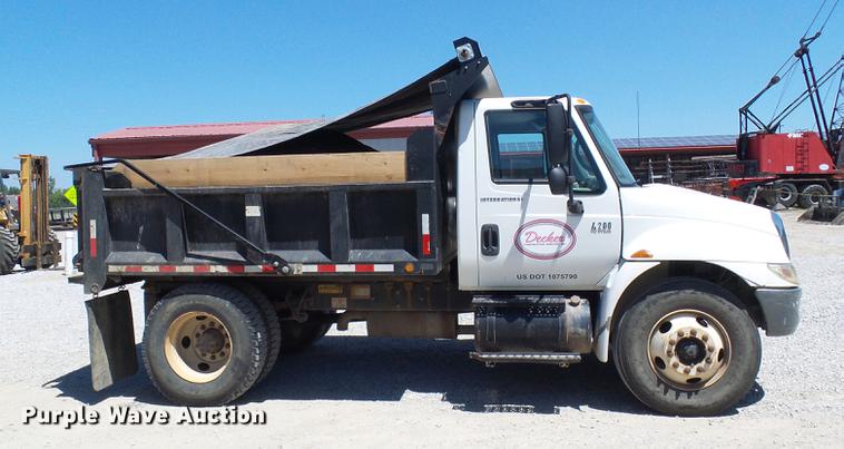 image for item DD8608 2006 International 4200 dump truck