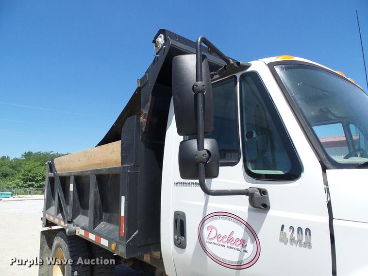 image for item DD8608 2006 International 4200 dump truck