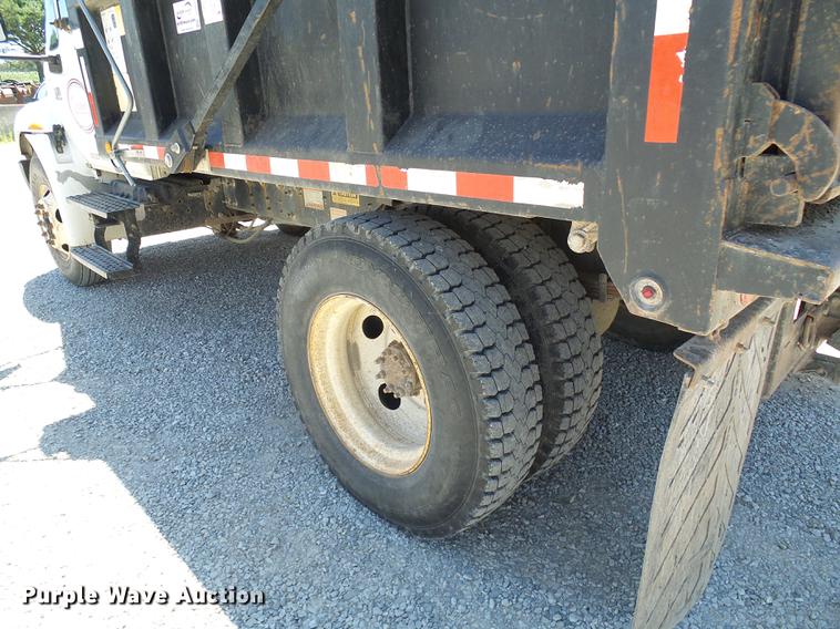 image for item DD8608 2006 International 4200 dump truck