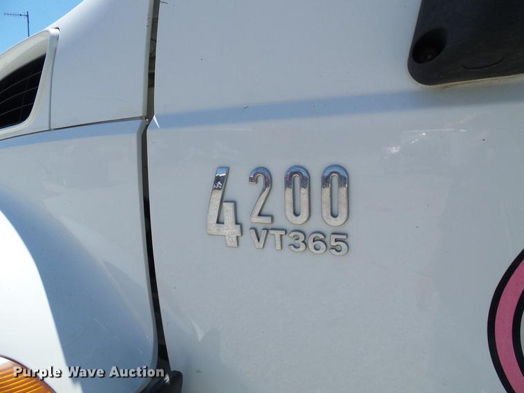 image for item DD8608 2006 International 4200 dump truck