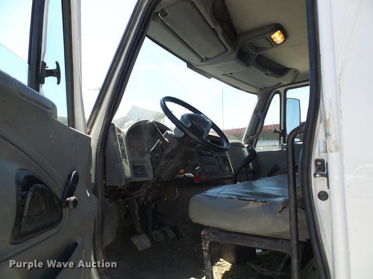 image for item DD8608 2006 International 4200 dump truck