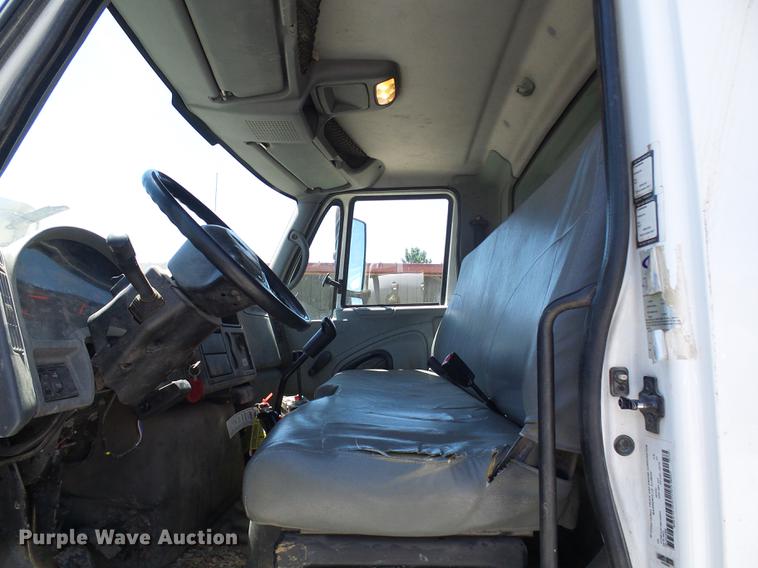 image for item DD8608 2006 International 4200 dump truck