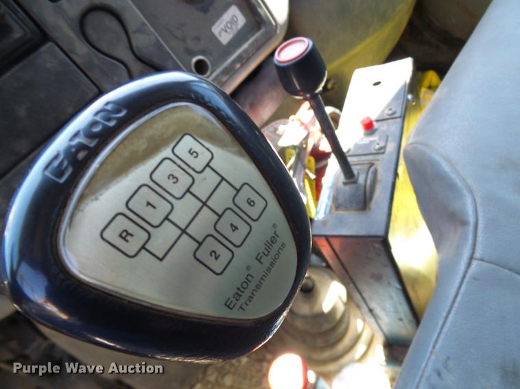 image for item DD8608 2006 International 4200 dump truck