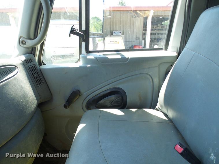 image for item DD8608 2006 International 4200 dump truck