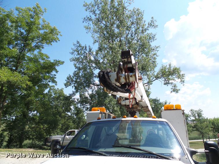 image for item DD8644 1999 Ford F550 Super Duty bucket truck