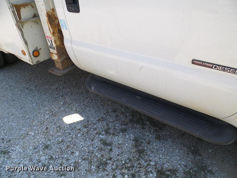 image for item DD8644 1999 Ford F550 Super Duty bucket truck