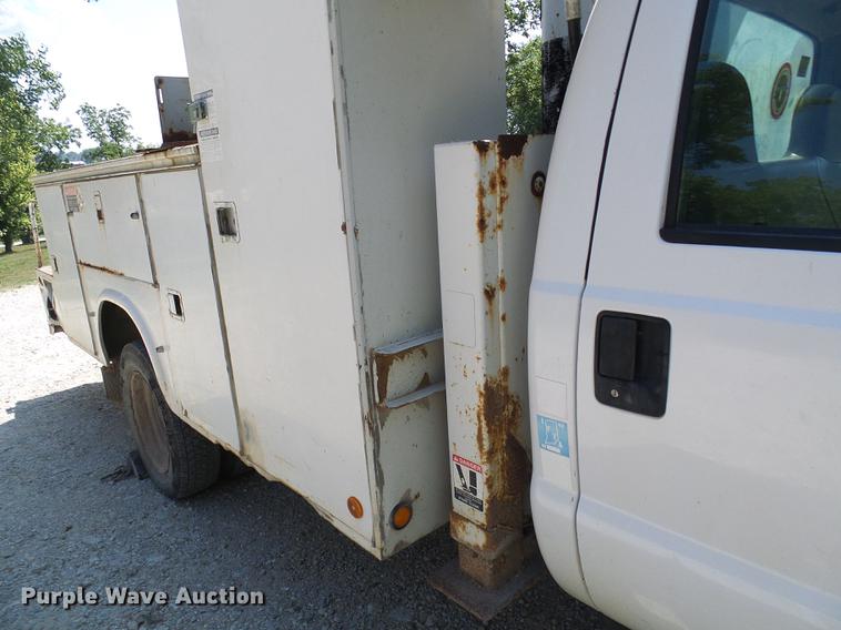 image for item DD8644 1999 Ford F550 Super Duty bucket truck