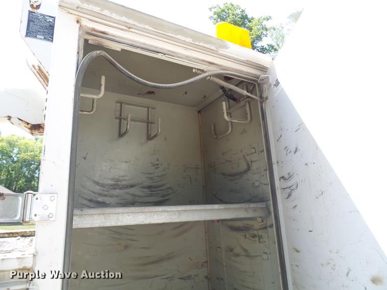 image for item DD8644 1999 Ford F550 Super Duty bucket truck