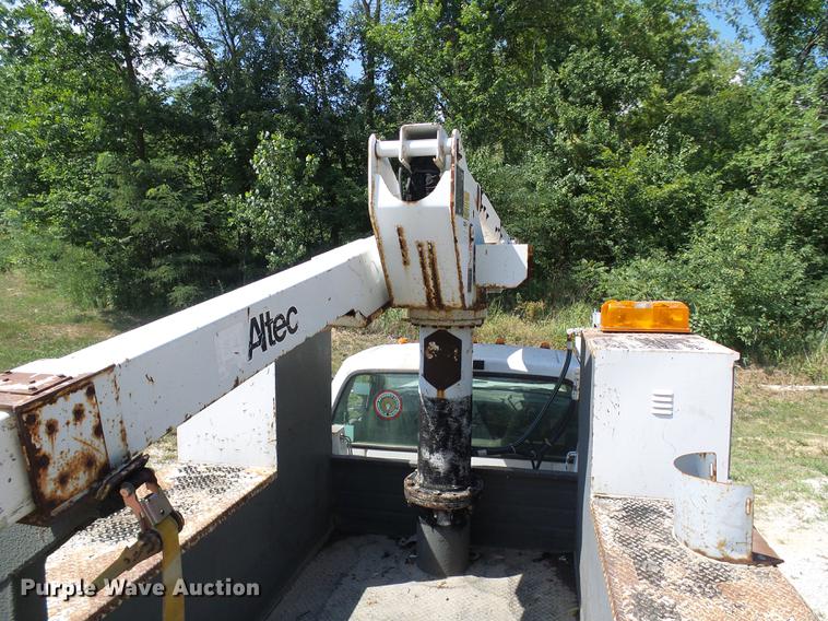 image for item DD8644 1999 Ford F550 Super Duty bucket truck