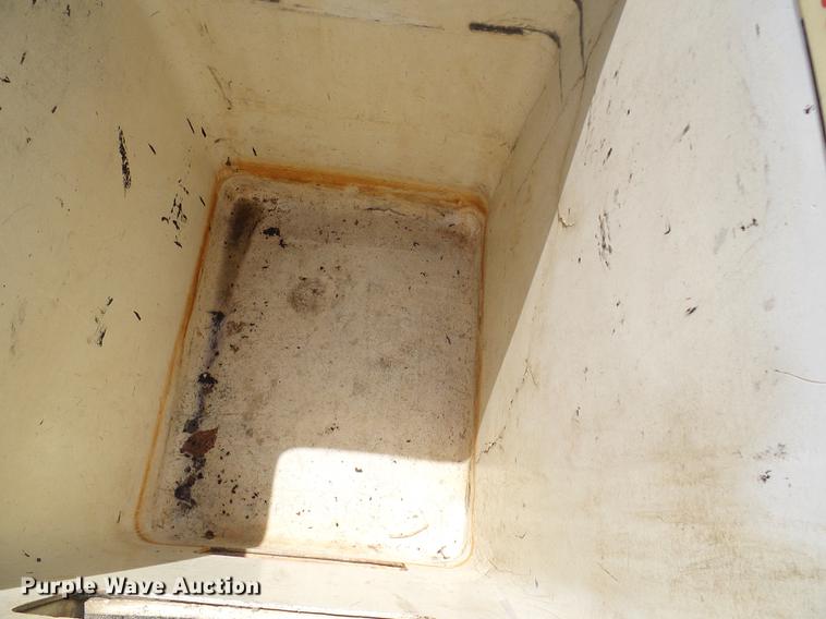 image for item DD8644 1999 Ford F550 Super Duty bucket truck