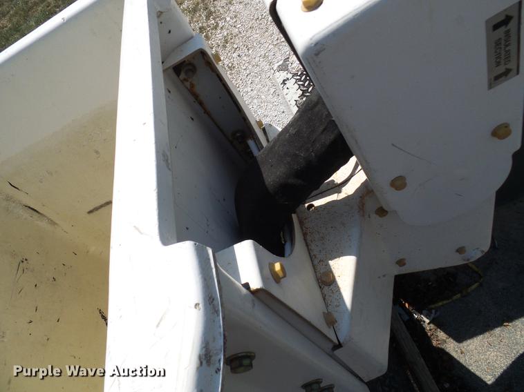 image for item DD8644 1999 Ford F550 Super Duty bucket truck