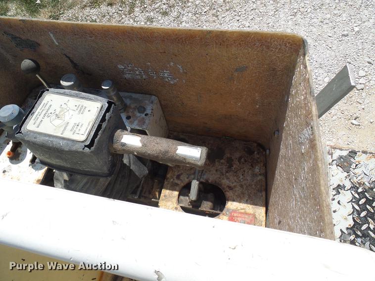 image for item DD8644 1999 Ford F550 Super Duty bucket truck