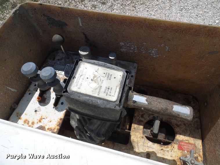 image for item DD8644 1999 Ford F550 Super Duty bucket truck