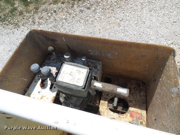 image for item DD8644 1999 Ford F550 Super Duty bucket truck