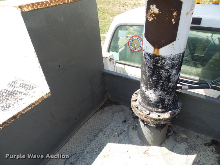 image for item DD8644 1999 Ford F550 Super Duty bucket truck