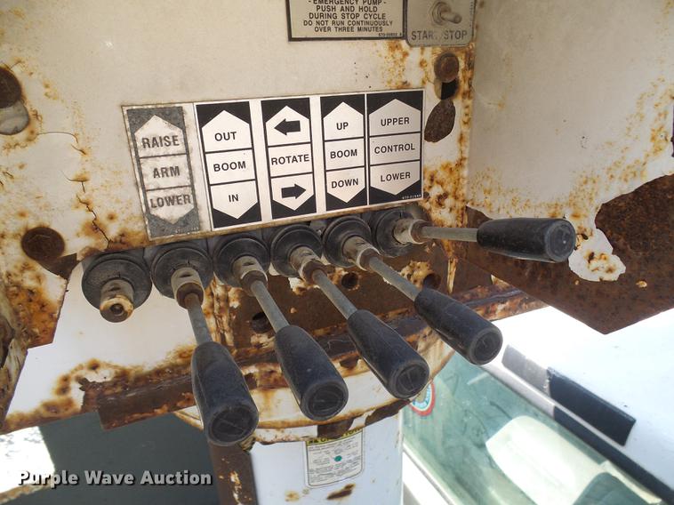 image for item DD8644 1999 Ford F550 Super Duty bucket truck