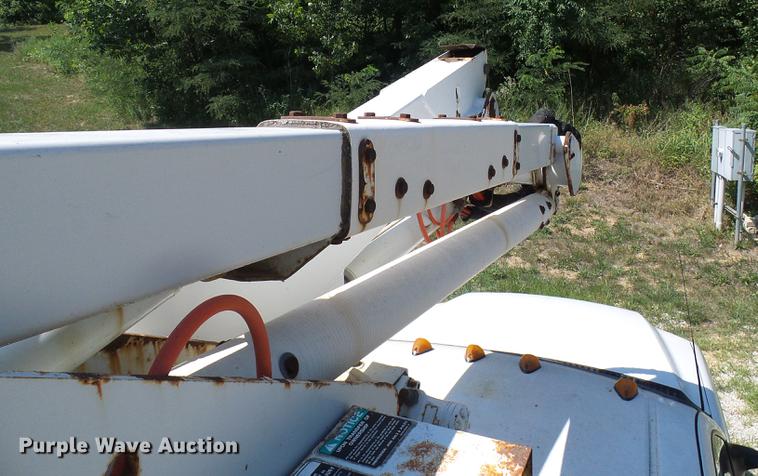 image for item DD8644 1999 Ford F550 Super Duty bucket truck