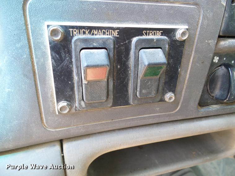 image for item DD8644 1999 Ford F550 Super Duty bucket truck