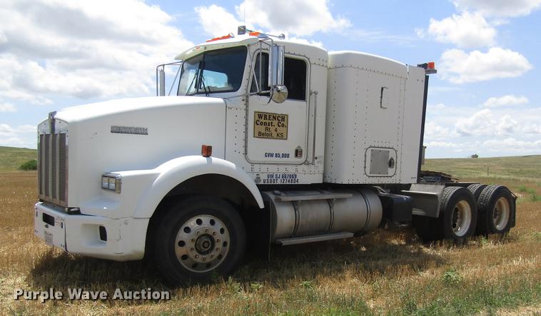 image for item DD8890 1995 Kenworth T800 semi truck