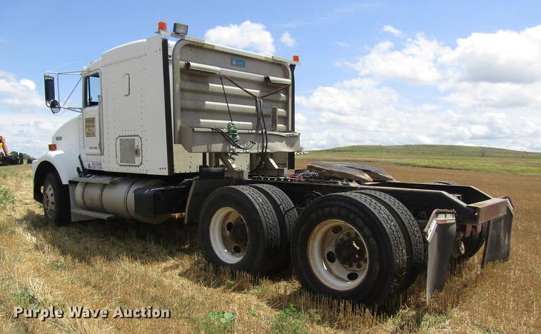 image for item DD8890 1995 Kenworth T800 semi truck