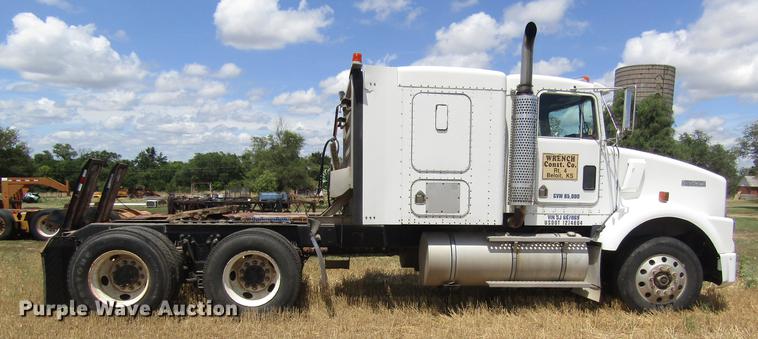 image for item DD8890 1995 Kenworth T800 semi truck