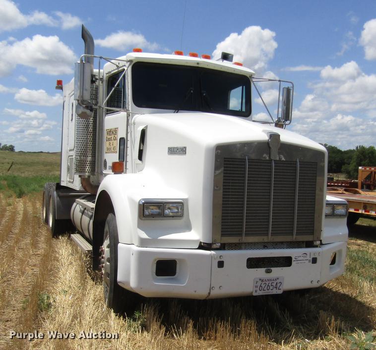 image for item DD8890 1995 Kenworth T800 semi truck