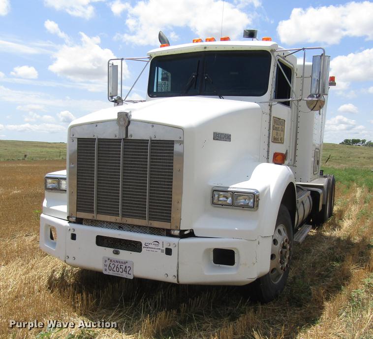 image for item DD8890 1995 Kenworth T800 semi truck
