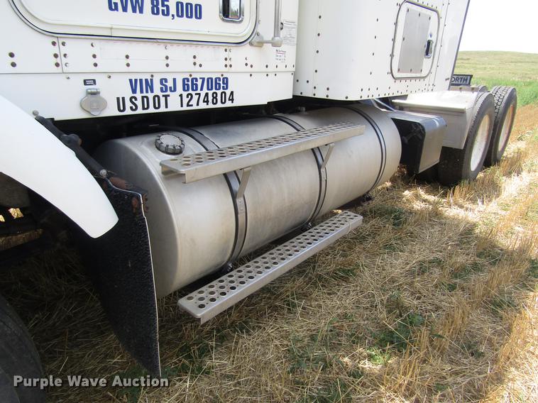 image for item DD8890 1995 Kenworth T800 semi truck