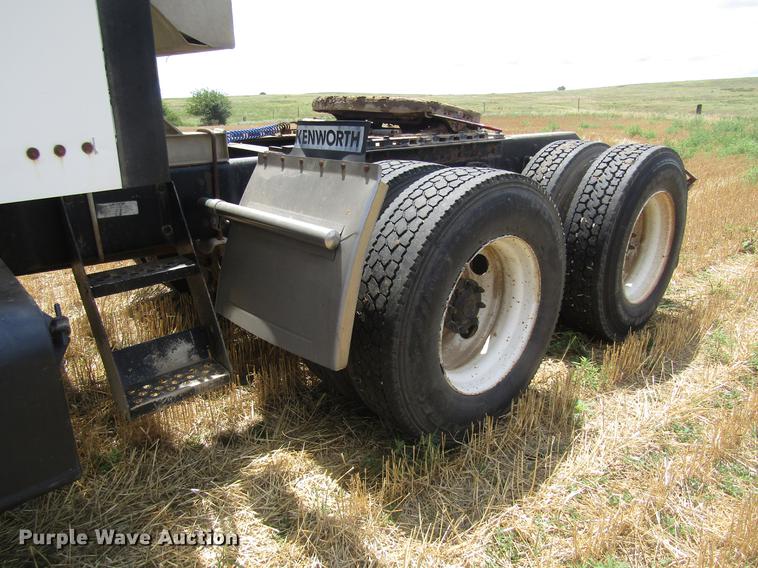 image for item DD8890 1995 Kenworth T800 semi truck