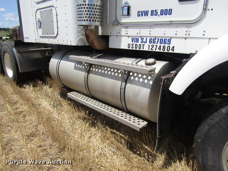 image for item DD8890 1995 Kenworth T800 semi truck