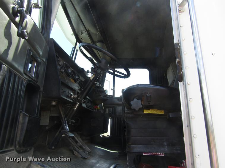 image for item DD8890 1995 Kenworth T800 semi truck