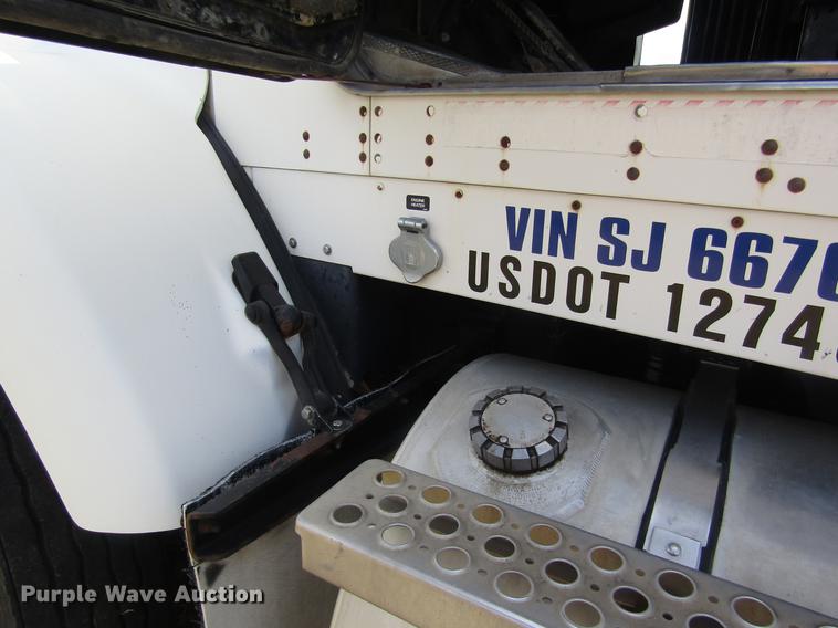 image for item DD8890 1995 Kenworth T800 semi truck