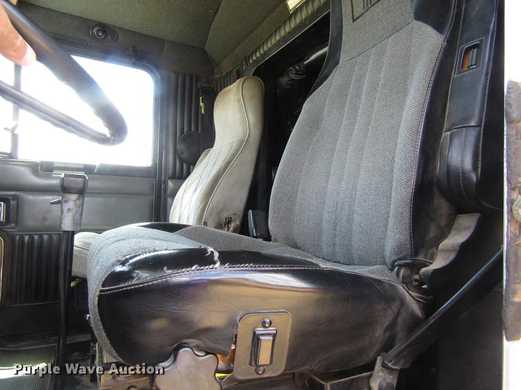 image for item DD8890 1995 Kenworth T800 semi truck