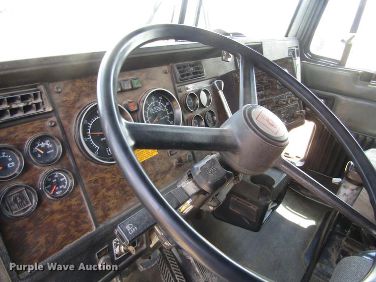 image for item DD8890 1995 Kenworth T800 semi truck
