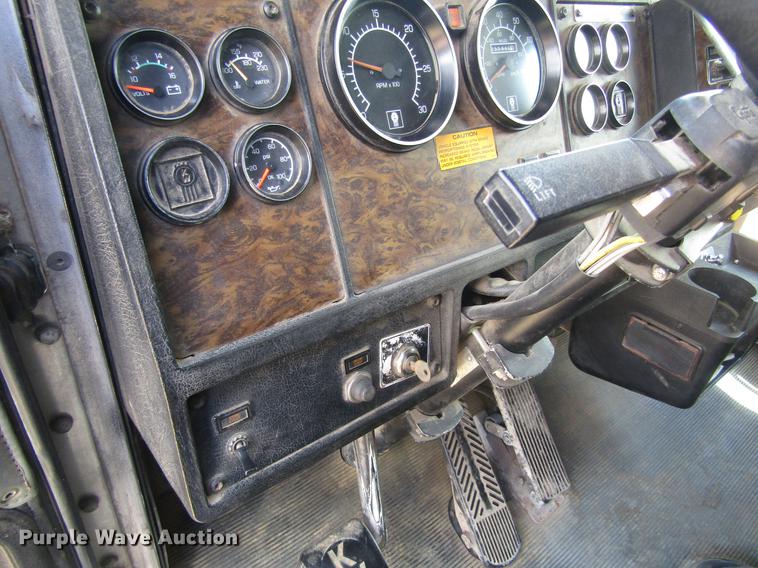image for item DD8890 1995 Kenworth T800 semi truck