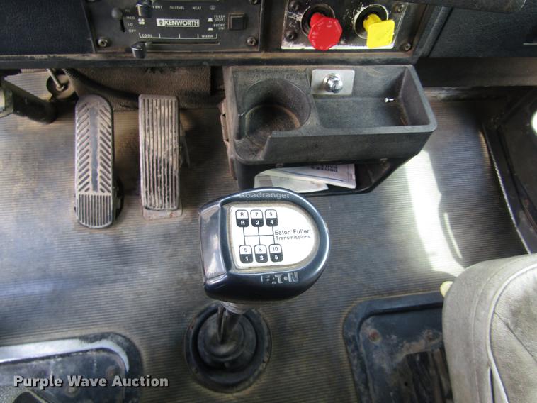 image for item DD8890 1995 Kenworth T800 semi truck