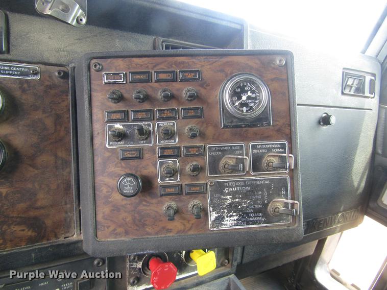 image for item DD8890 1995 Kenworth T800 semi truck