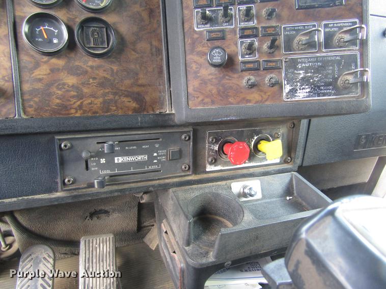 image for item DD8890 1995 Kenworth T800 semi truck