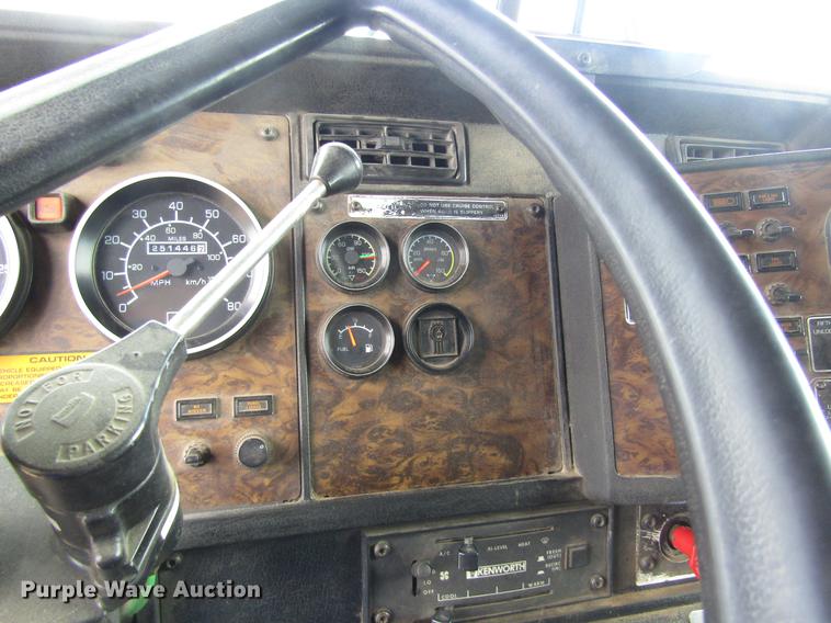 image for item DD8890 1995 Kenworth T800 semi truck