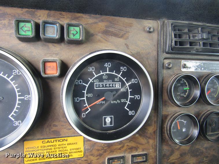 image for item DD8890 1995 Kenworth T800 semi truck