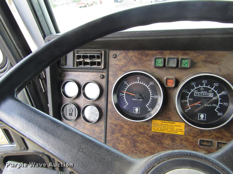 image for item DD8890 1995 Kenworth T800 semi truck