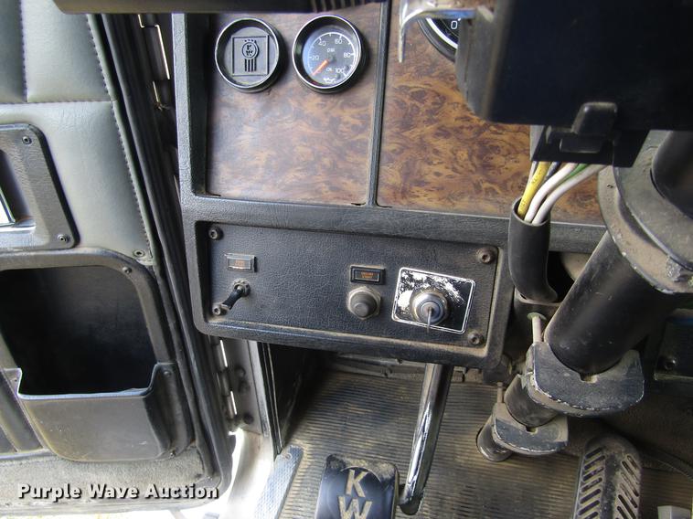image for item DD8890 1995 Kenworth T800 semi truck