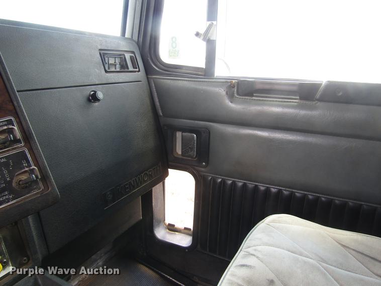 image for item DD8890 1995 Kenworth T800 semi truck