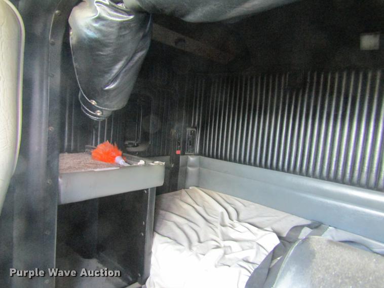 image for item DD8890 1995 Kenworth T800 semi truck