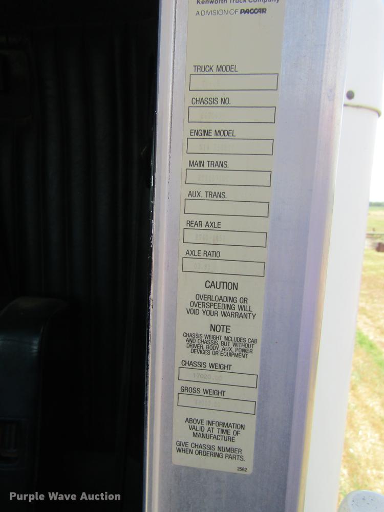 image for item DD8890 1995 Kenworth T800 semi truck