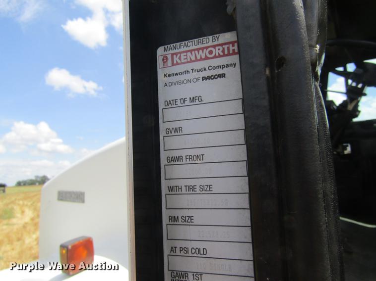 image for item DD8890 1995 Kenworth T800 semi truck