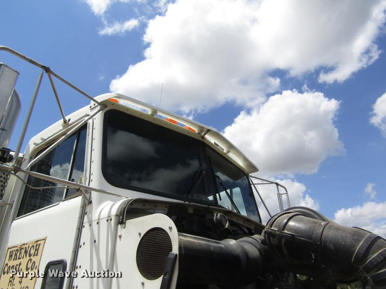 image for item DD8890 1995 Kenworth T800 semi truck