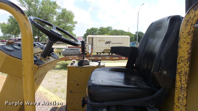 image for item DE2962 1991 Caterpillar CP563 single drum vibratory roller